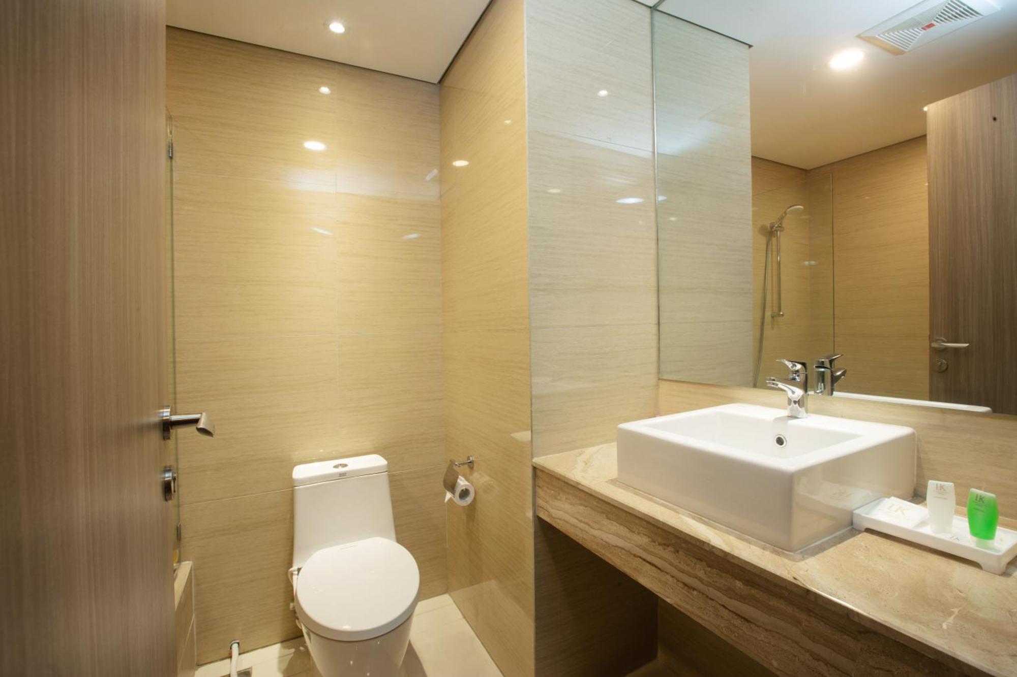 Louis Kienne Cikarang Hotel & Service Apartment Бекасі Екстер'єр фото
