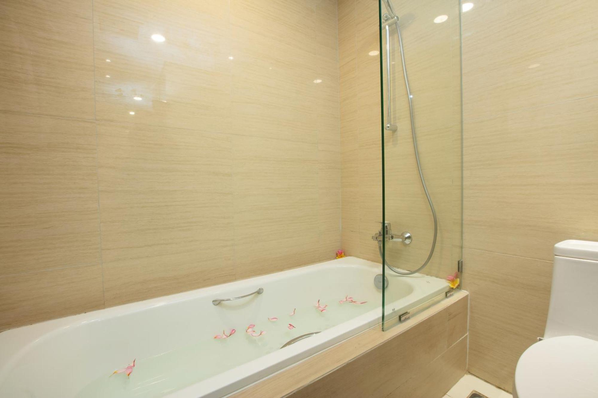 Louis Kienne Cikarang Hotel & Service Apartment Бекасі Екстер'єр фото