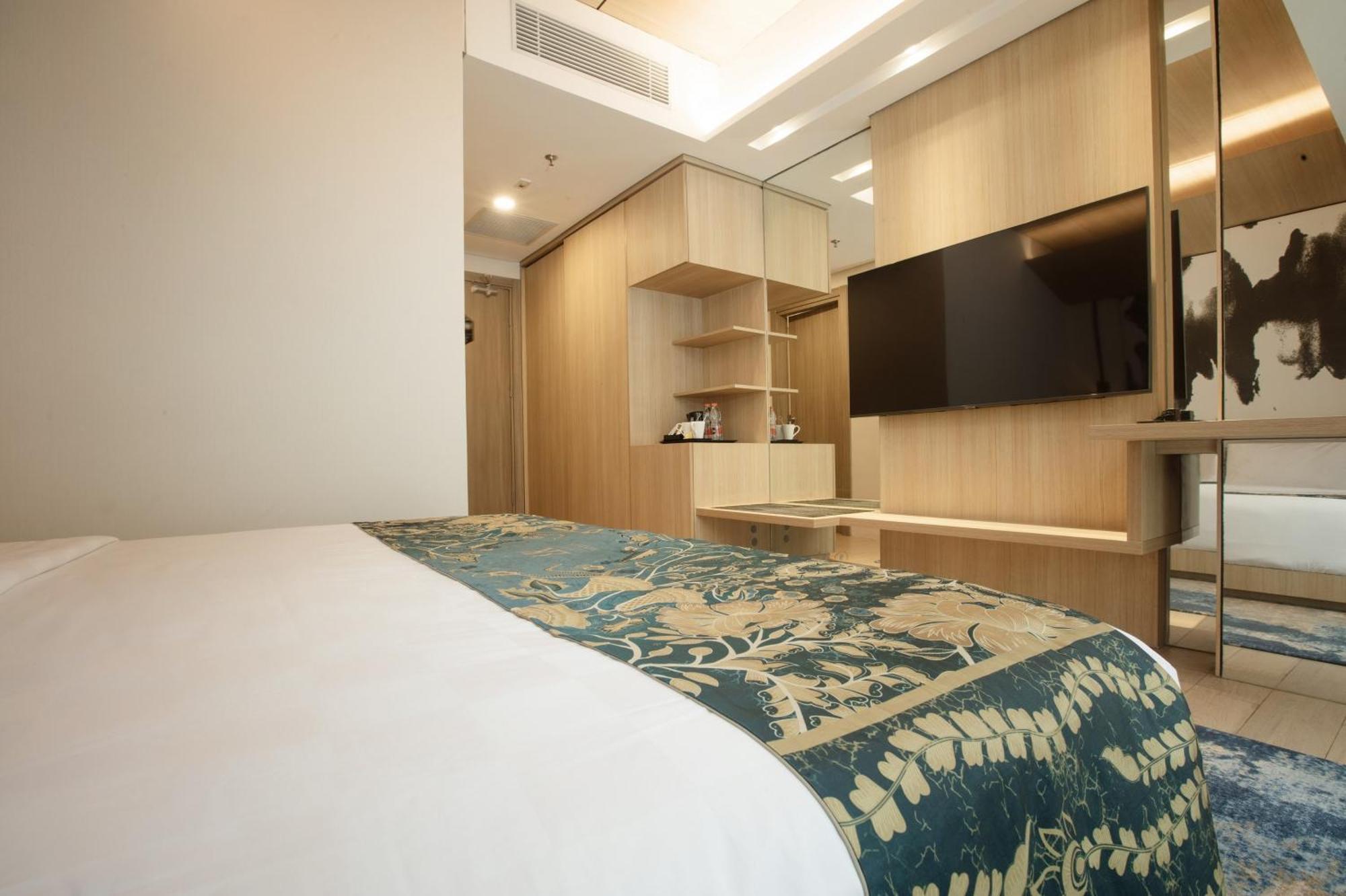 Louis Kienne Cikarang Hotel & Service Apartment Бекасі Екстер'єр фото