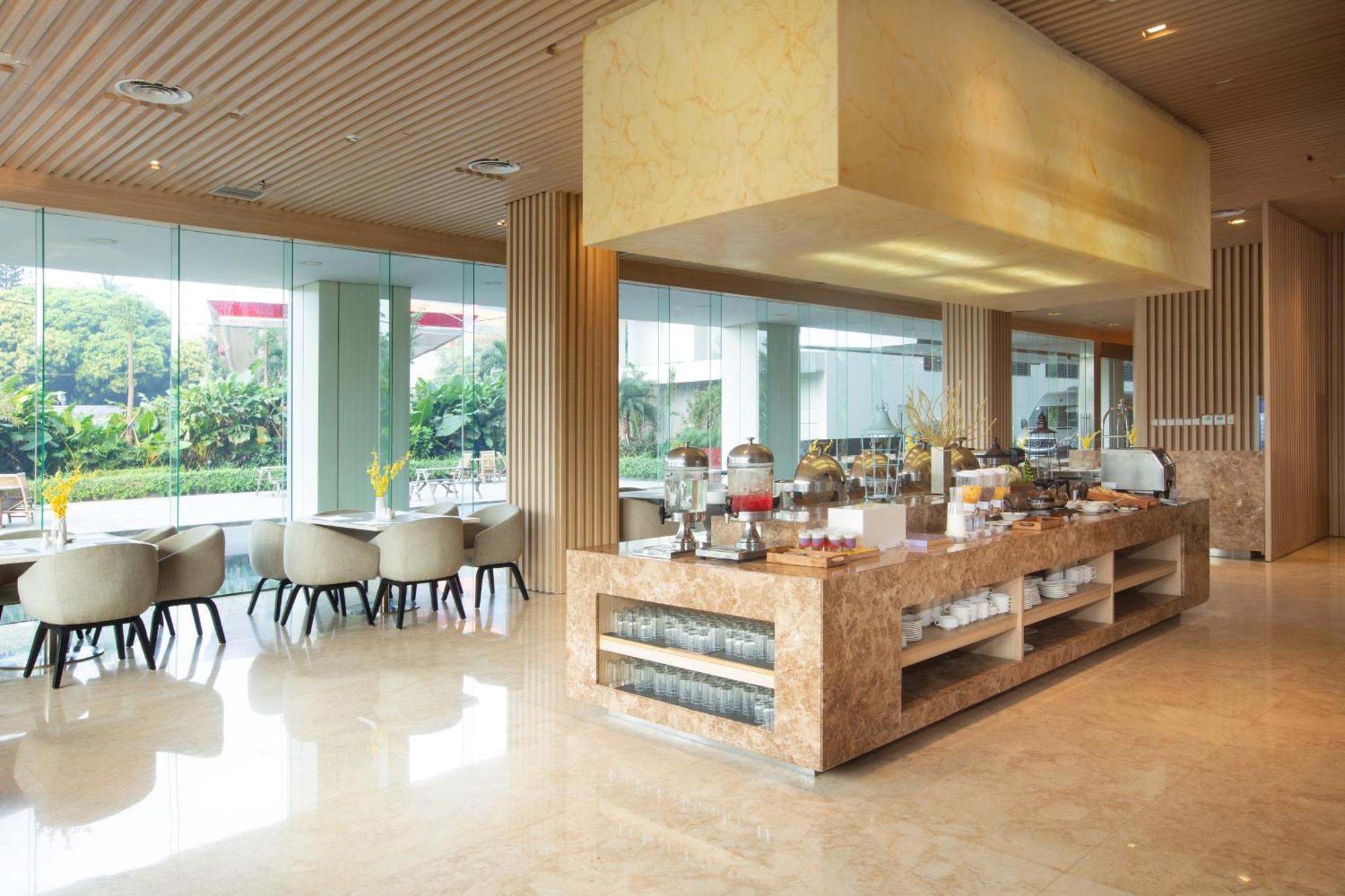 Louis Kienne Cikarang Hotel & Service Apartment Бекасі Екстер'єр фото